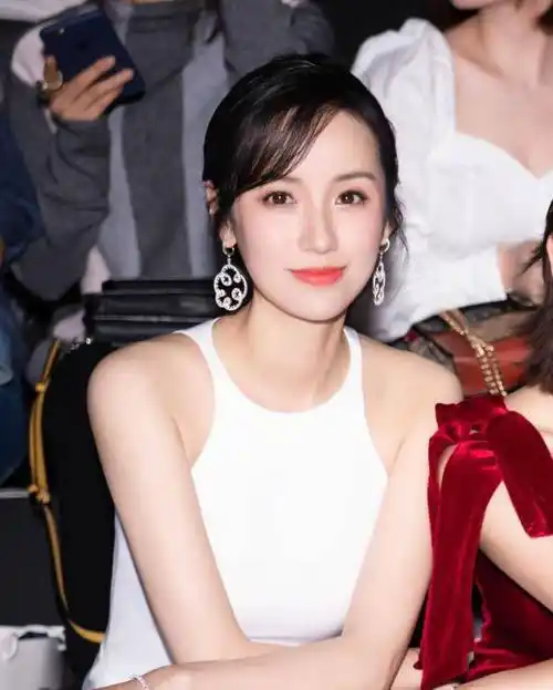 吕一携手老公秀恩爱,穿肚兜裹身裙衬出好身材,两人双手紧扣好甜_色调