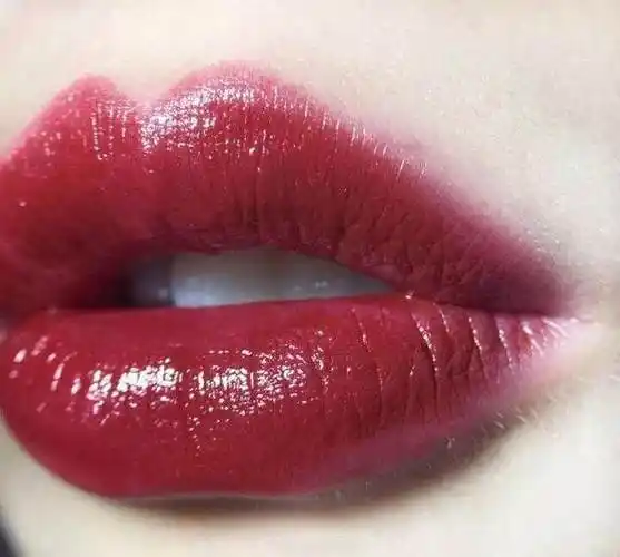 dare you 是一支酒红色口红,水润,非常显气质的一款,适合披发烫卷的