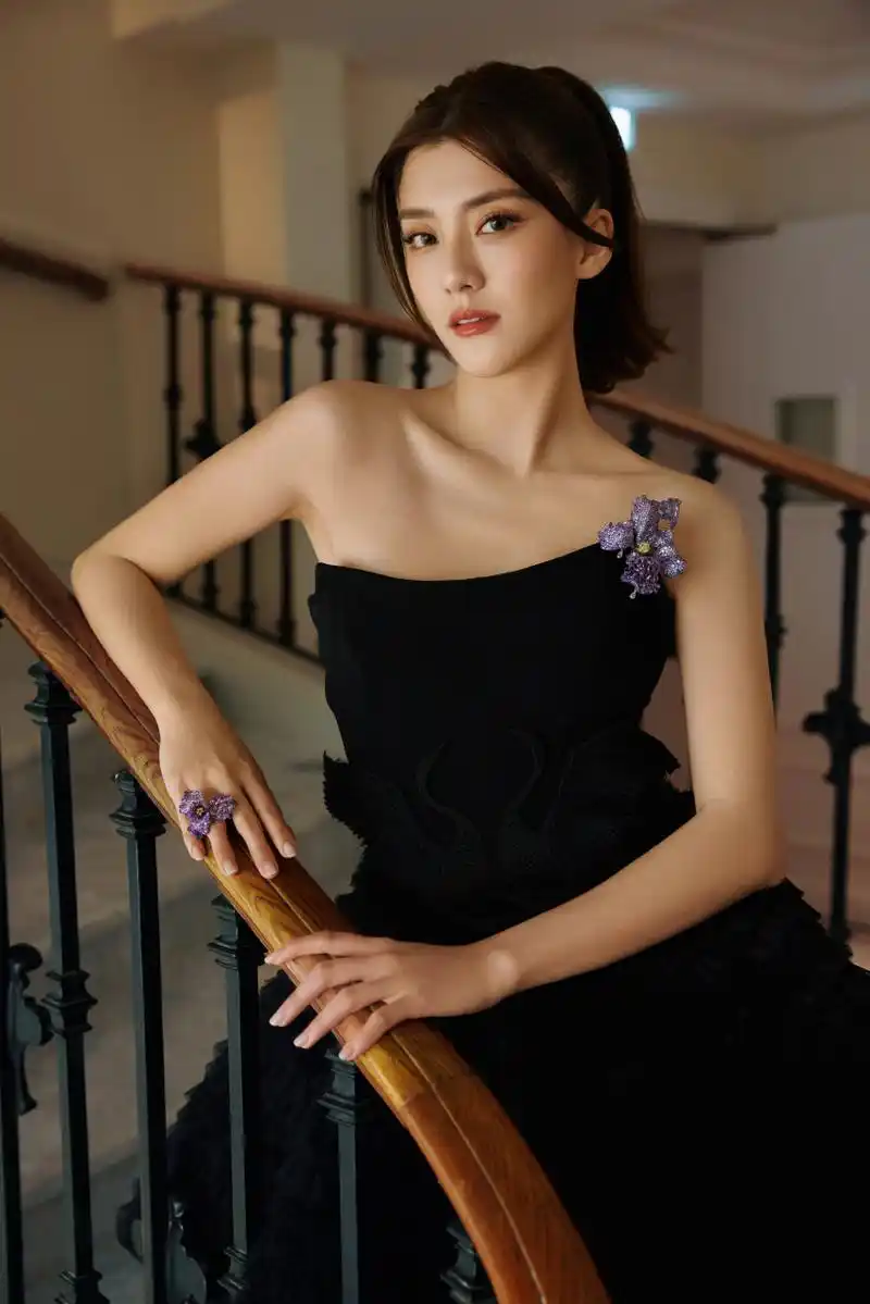 吴千语黑裙美背楼梯浪漫写真大片