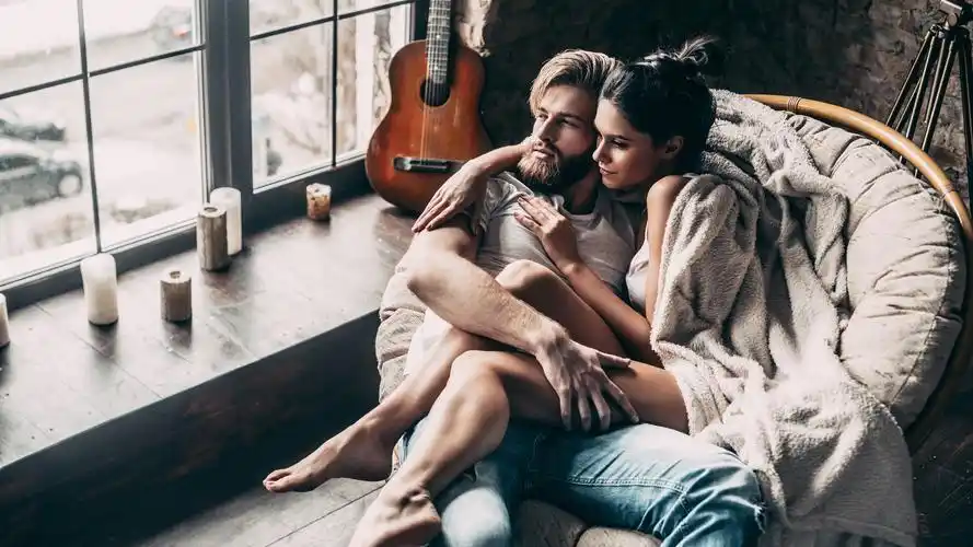 壁纸 夫妇,恋人,椅子,男孩和女孩 3840x2160 uhd 4k 高清壁纸, 图片