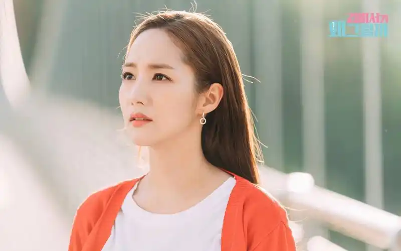 朴敏英《金秘书为何那样》最新剧照壁纸