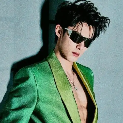 王鹤棣绿西装墨镜造型#穿绿色也太好看了王鹤棣!腹肌 想摸