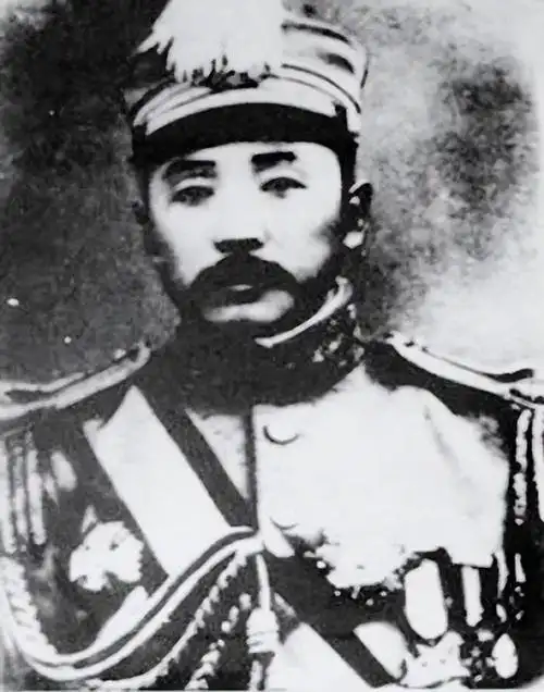 张作霖没想到会病得这么严重,瞪了张冠英一眼,责备地说:"你们为什么不