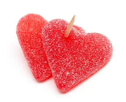 两个,心形,糖果,相互,牙签,白色背景