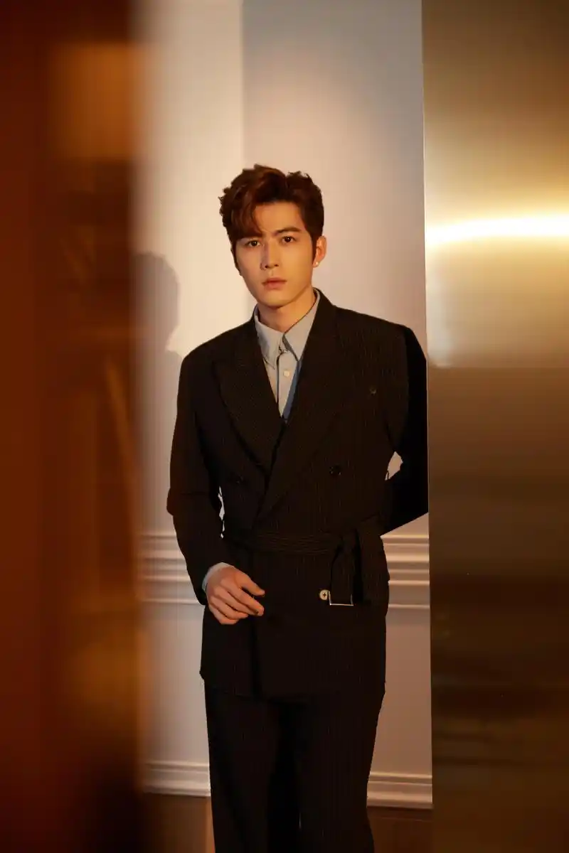 演员陈学冬受邀出席沈阳活动参与亮灯仪式,简洁干练的条纹西装配以