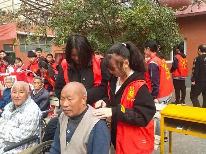 九九重阳,尊老敬老,传承美德,济渎路学校师生在行动