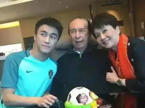 奚梦瑶儿子长得像何猷君赌王的唯一男孙却比不上二房孙女