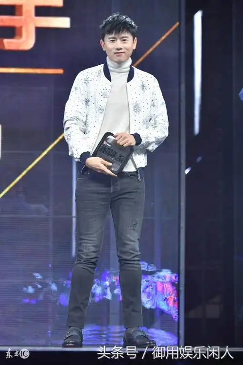 准爸爸张杰亮相某活动,网友:他的颜值越来越高了!