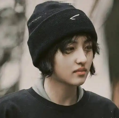 张子枫少年感绝了,留短发清爽帅气,可甜可盐简直是大写的心动_女明星