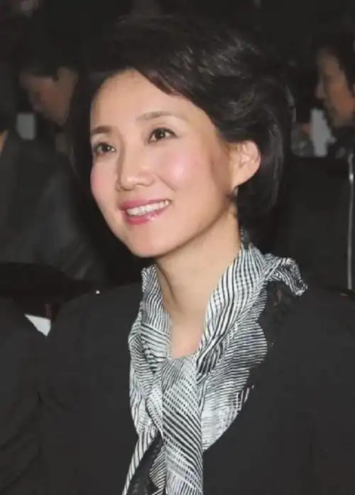 李修平在央视主持了《新闻联播》26年,没有过一次失误,但在生活中她