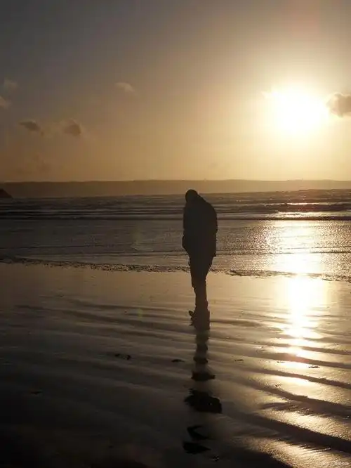 站在世界的某个角落,一个人看着日出日落