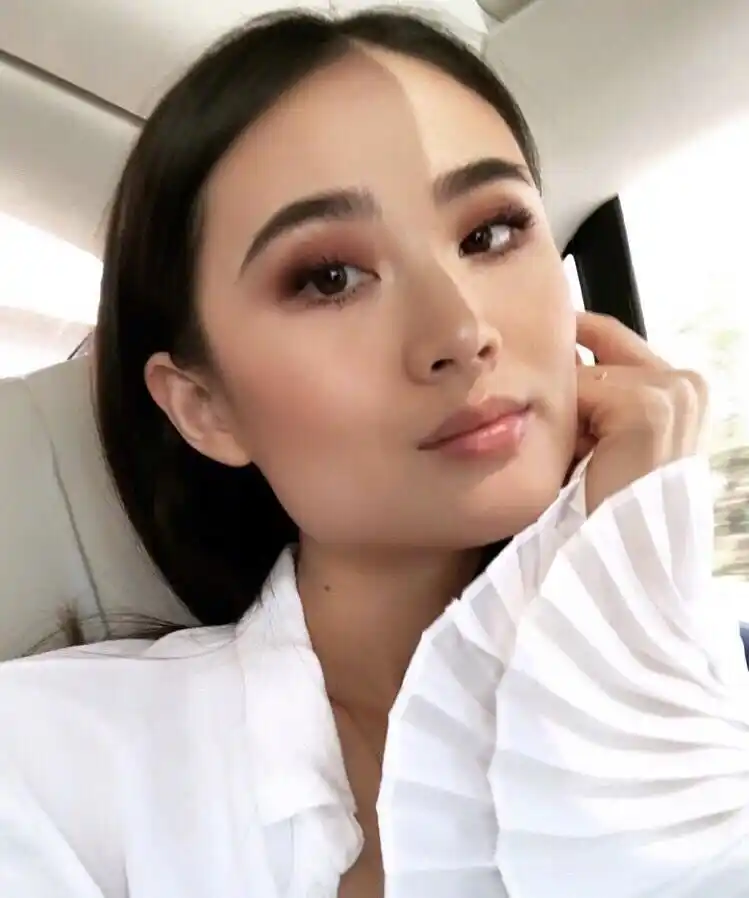 李小鹏娇妻晒跳舞视频,穿衣朴素接地气,硬朗四方脸美的高级_李安琪