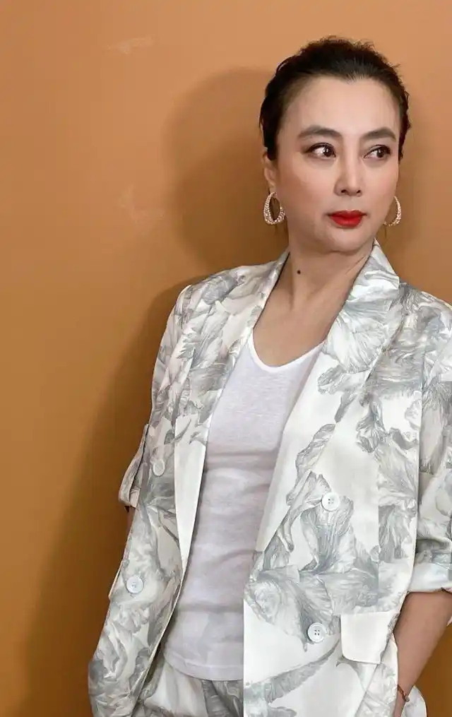 58岁李玲玉晒近照,透视t恤搭西装,艳丽四射不输小9岁尤泓斐|t恤_网易