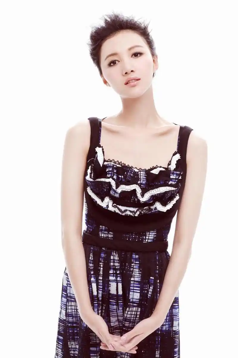 新浪娱乐讯 近日,时尚女星韩雯雯为某时尚杂志拍摄了一组清新淑媛写真