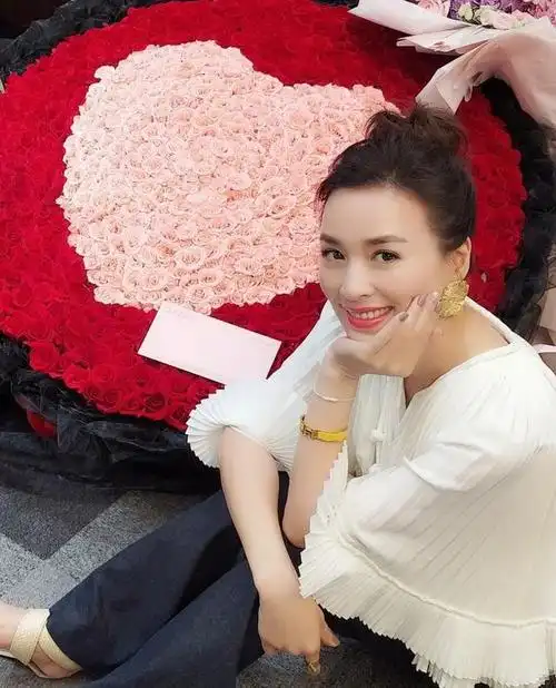 张庭的各种奢侈首饰搭配真好看不愧是一代女神这实力让人折服