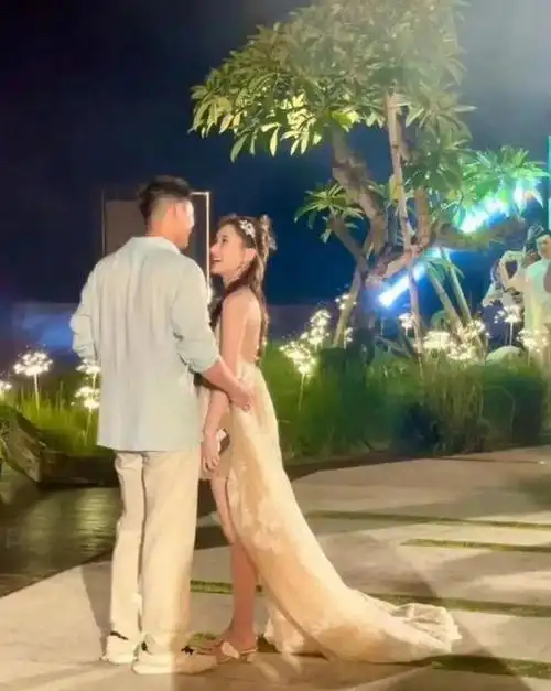 看了奚梦瑶何猷君全家合照,才发现她改善了赌王家基因|何超盈|何超莲