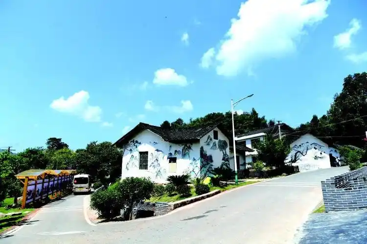 喜看山乡绘巨变