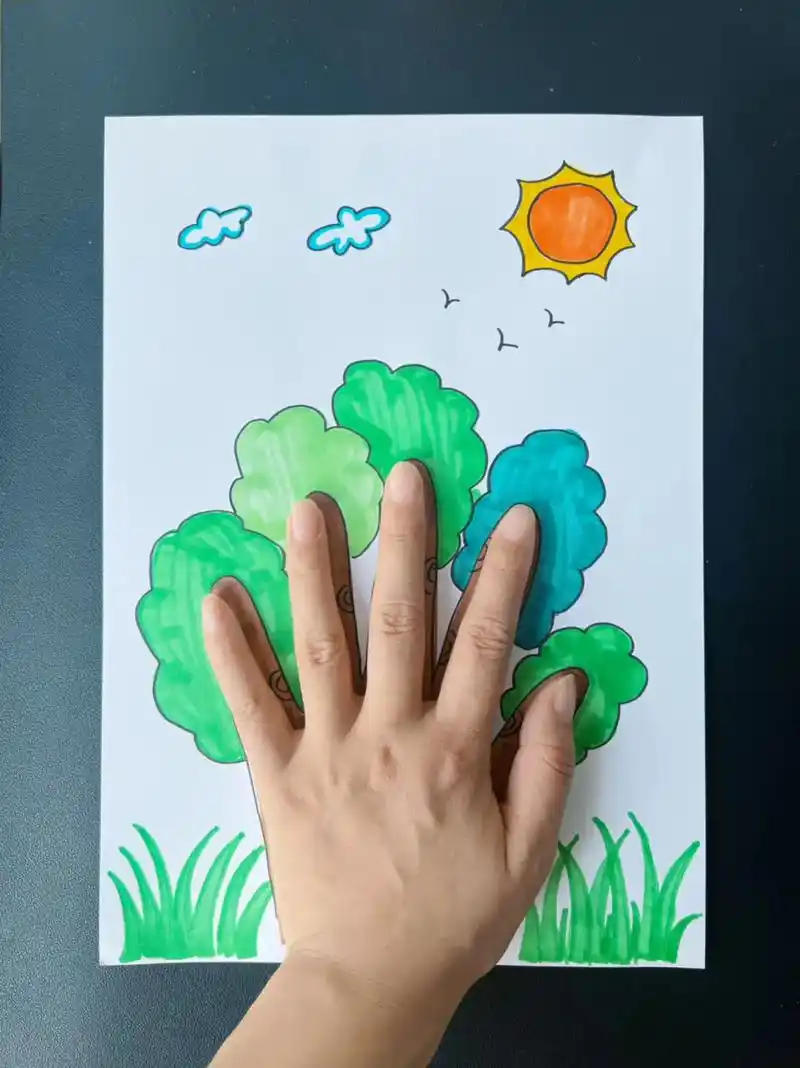 夏天用手掌画一幅漂亮的大树画吧,简单又好看,适合幼儿园小朋友 - 抖