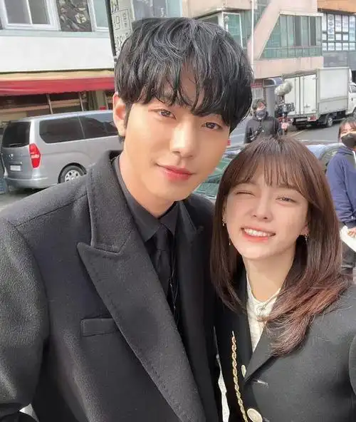 金世正晒和安孝燮贴脸合影隔离期晒其送的书和茶想不磕都难