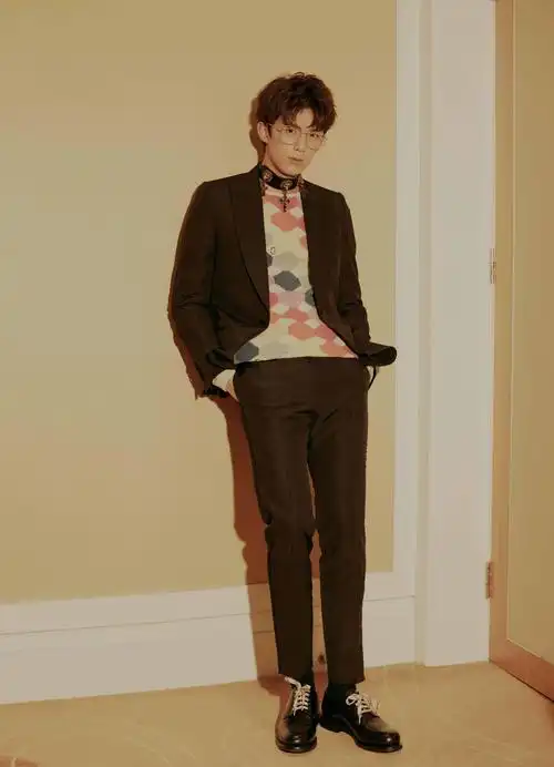 吴磊黑西装亮相时尚活动 台上谦让暖心尽展绅士风度