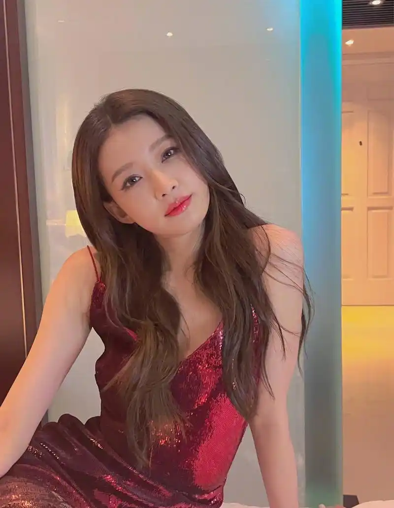 孙怡红色吊带裙配大卷发笑容甜美大秀杨柳腰