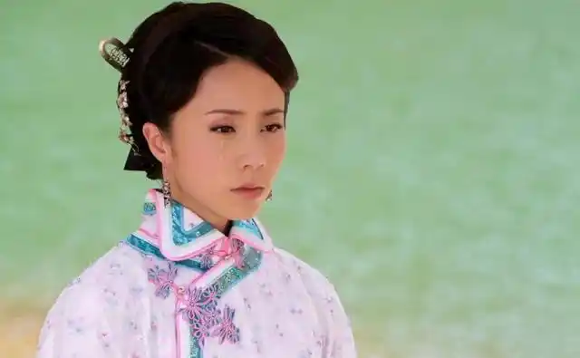 ▼ 是《书剑恩仇录》中小妖女李沅芷,古灵精怪,敢爱敢恨.