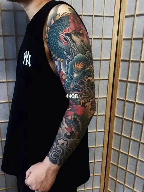 花臂龙纹身