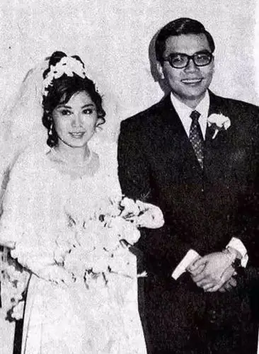 在拍戏之余,李司棋也开始分心与第一任丈夫法医官叶志鹏谈恋爱,不过