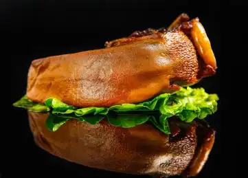 黑底上放着卤口条 卤口条