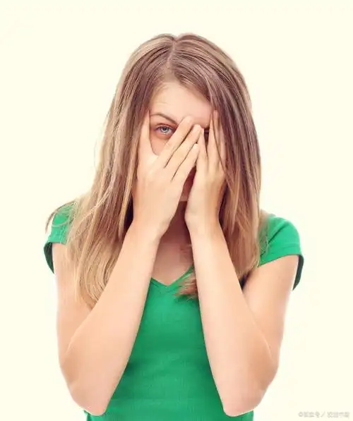 女孩给你发「捂脸」「捂脸」,怎么回复女孩