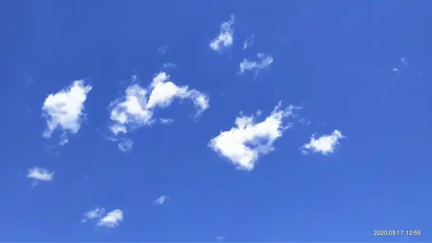 京东仲秋午时天蓝云白日炽