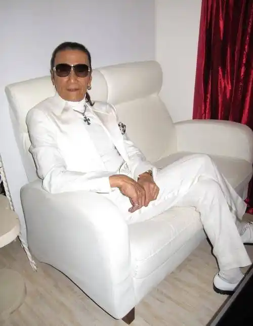 谢贤:成龙称他是个传奇,刘德华叫他四哥,巅峰时李小龙都靠边站_周润发