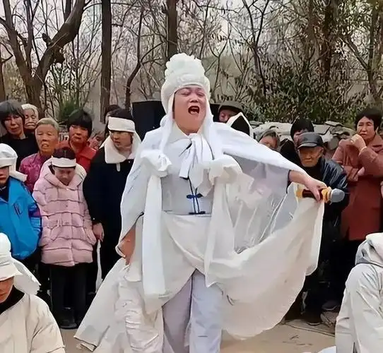 职业哭灵人哭一场700块一年能赚好几万亲戚说她不孝