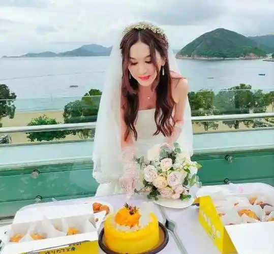 55岁温碧霞近照曝光:美丽得当,皮肤白皙没有一丝皱纹_妲己_时尚_身材