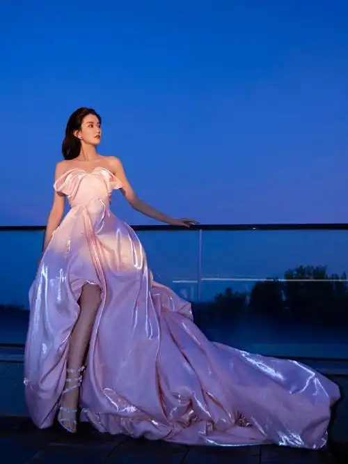 乔欣奶油色玫瑰泡芙礼服