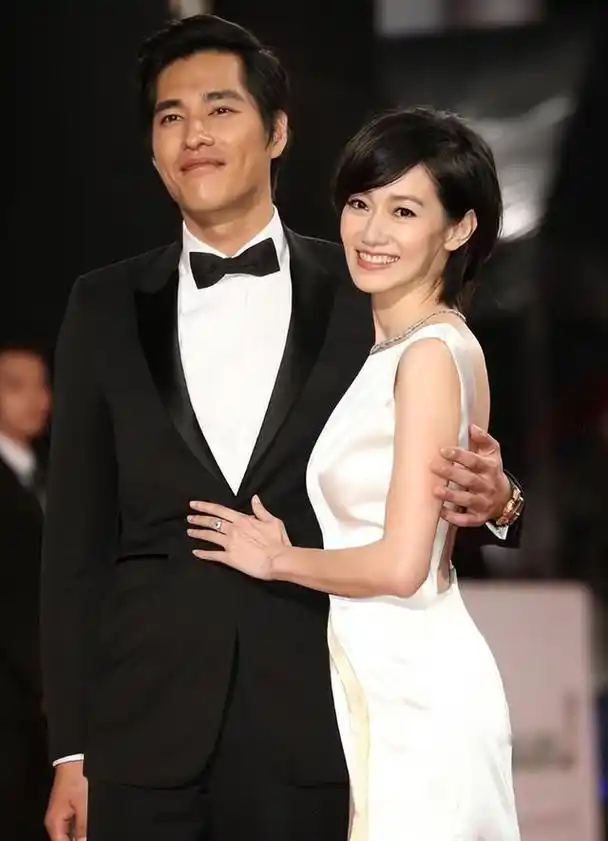 大s前男友蓝正龙离婚!和妻子骑共享单车离婚,传曾写信揭大s拜金