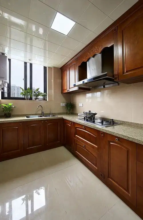 厨房根据户型安装l型柜体,整个基调干净清爽.