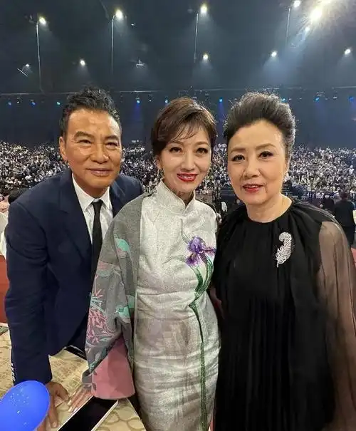 当然了,在同龄人相比之下赵雅芝还是略胜一筹的!