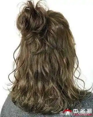 中长烫发图片小卷洋气时髦吸睛卷发发型