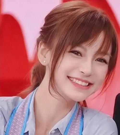 angelabab年轻时候的颜值,真的可以用惊为天人形容,五官简直是完美,无