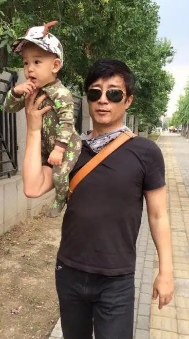 何中华亲子合照