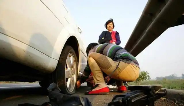 高速上轮胎被扎, 停在应急车道换备胎, 会被算违章?