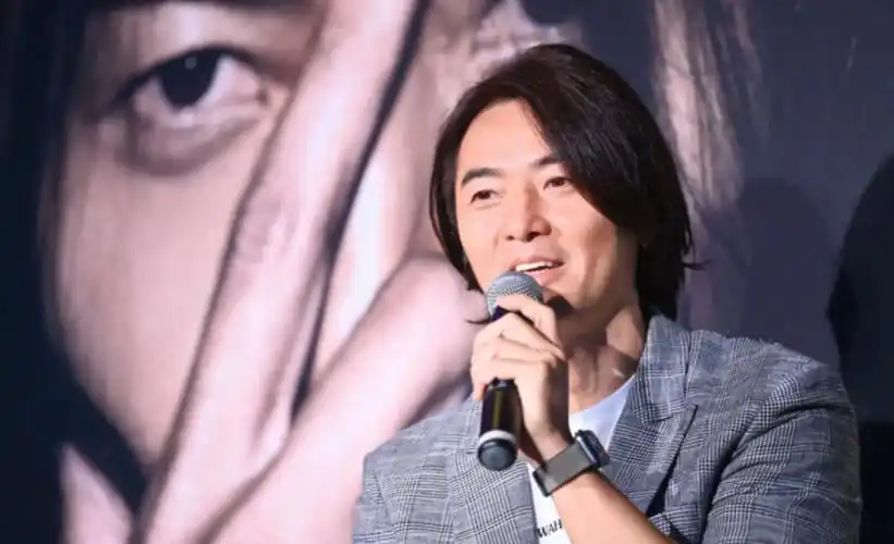 郑伊健55岁生日罕见露面!右眼红肿双眼含泪,一头长发帅气逼人