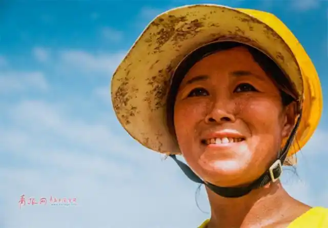 高清:实拍酷暑中的供热工人 骄阳似火不停歇