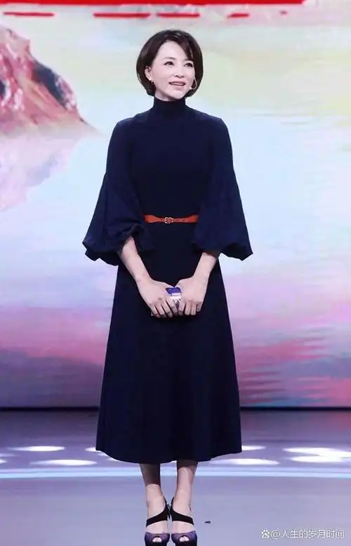 50岁董卿从不留长发,穿衣不花哨,打扮气质得体,太高级了吧