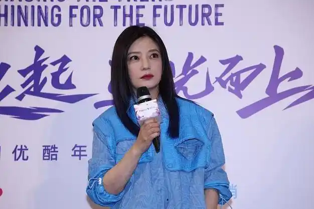 赵薇身穿垫肩衬衫好有气势但无修镜头下脸上的皮肤也松垮