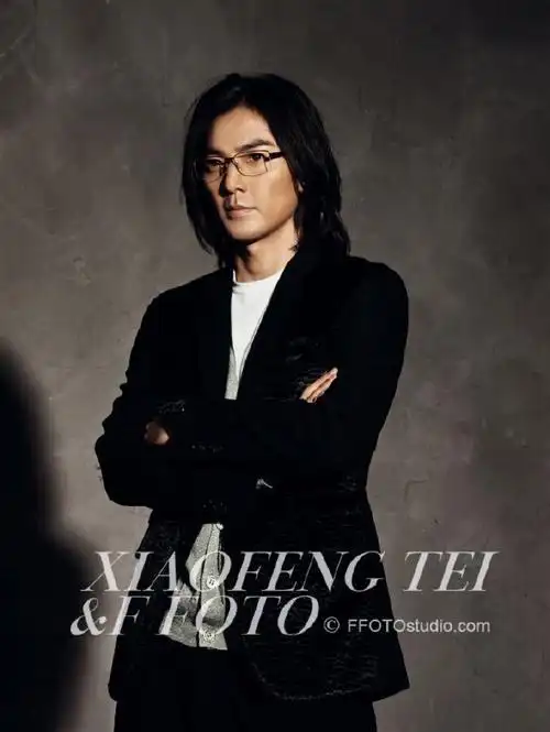 一副低调而有型的框架眼镜,这就是著名影星郑伊健戴眼镜时的形象