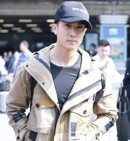 吴尊素颜经得起考验双手插兜心情大好_新浪看点