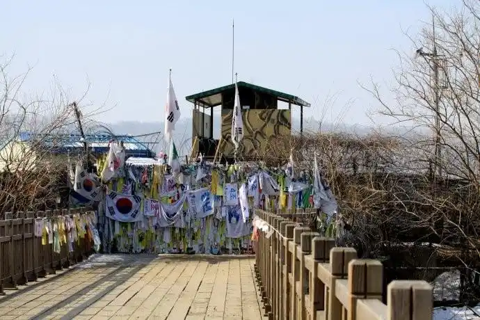 38线的和平桥,分割的两个国家,各色的图片和祝愿挂在隔离网上