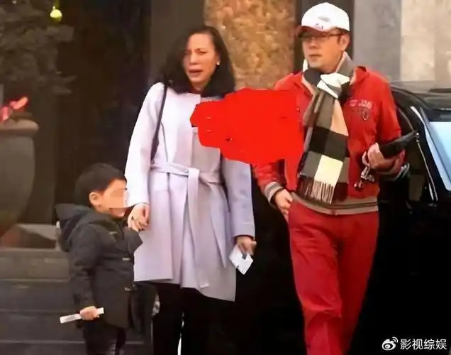 至于网上疑似蔡国庆老婆的照片,也没得到确认,总之主打一个神秘低
